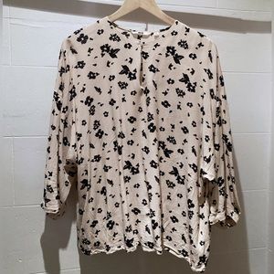 Uniqlo crepe blouse - Cream with black flower - Bat sleeves - Size L